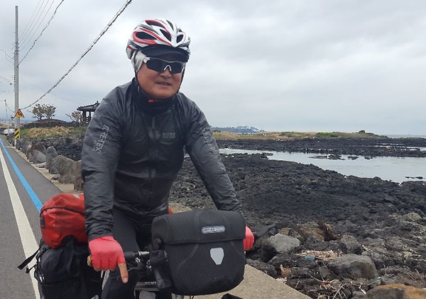 자전거를 타고 세계일주에 도전하고 있는 자전거여행가 김수운(65) 씨. 지난 10년간 세계 70여개 나라를 자전거로 여행했다. 제주시 조천읍 해안도로에서 훈련을 하고 있는 모습. ⓒ제주의소리