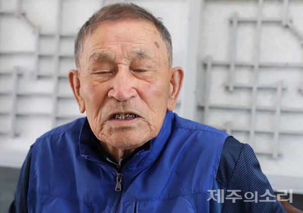 서귀포시 성산읍 난산리 자택에서 만난 4.3생존수형인 김두황 할아버지가 눈을 감고 회상에 잠겼다. ⓒ제주의소리