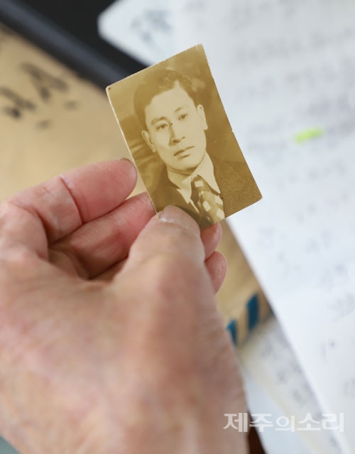 4.3생존수형인 김두황 할아버지가 젋었을 적의 사진을 손에 쥐고 있다.  ⓒ제주의소리