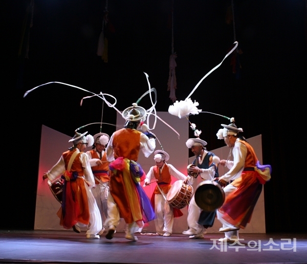 전통예술공연개발원 마로의 사물판굿 공연 모습. 제공=마로. ⓒ제주의소리