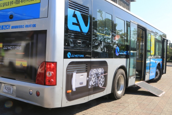 제이제이모터스(주)가 선보인 전기버스 ‘V BUS 105’는 친환경 저상버스다. 전동경사로를 갖춰 휠체어 이용 장애인들의 탑승이 쉬울 뿐 아니라 버스내에 장애인석도 갖추고 있다.ⓒ제주의소리