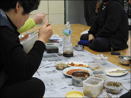 점심 식사 중인 청소노동자들. 출처=오마이뉴스.