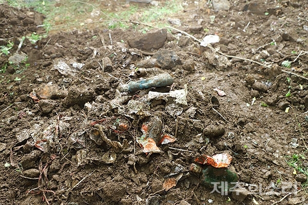 제주 한라산 성판악휴게소 인근에서 발견된 30년 묵은 쓰레기더미. ⓒ제주의소리