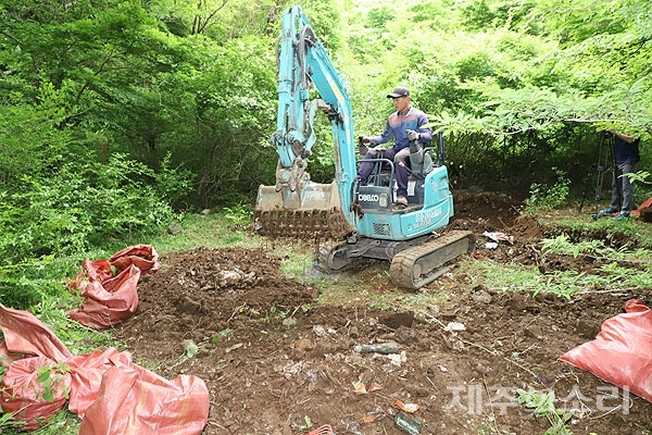 제주 한라산 성판악휴게소 인근에서 발견된 30년 묵은 쓰레기더미. ⓒ제주의소리
