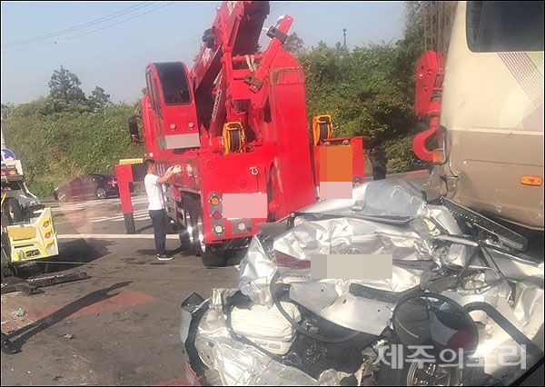 애월읍에서 차량 9대가 잇따라 부딪히는 사고가 발생했다. ⓒ제주의소리 독자제공.
