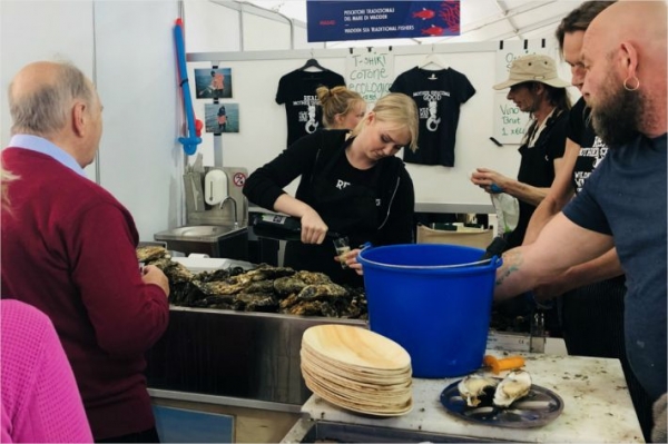 이탈리아 제노아(Genova)에서 개최된 슬로피시 국제페스티벌에서 각국 참여자들이 자국의 식재료를 직접 소개하고 판매하고 있다.(사진=공동취재)