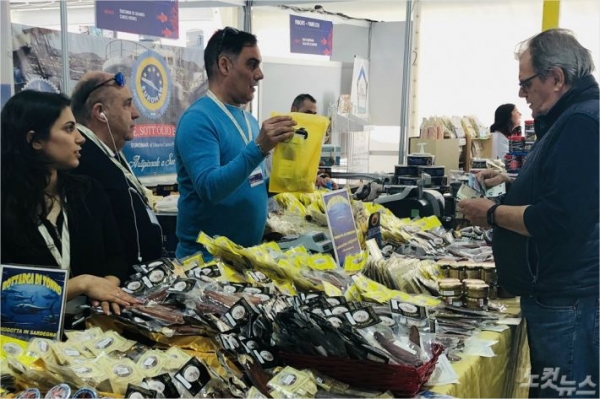 슬로피시 국제페스티벌에 초청된 각국의 참가자들이 자국의 식재료를 소개하고 판매하고 있다. (사진=공동취재)