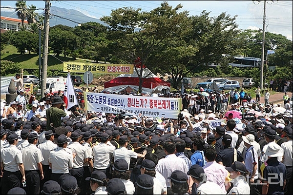 2011년 8월5월 보수단체가 제주해군기지 공사 현장 앞에서 집회를 열고 있다. 당시 경찰은 찬반측 충돌을 우려해 기자회견을 장소를 도청으로 변경할 것을 주문했지만 국정원이 크게 항의해 예정대로 집회가 이뤄졌다. ⓒ제주의소리 자료사진