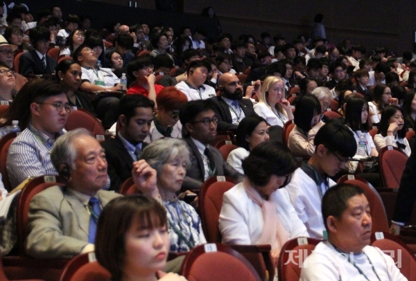 30일 제주포럼 세계 지도자 세션에 참여중인 청중들의 모습. ⓒ제주의소리