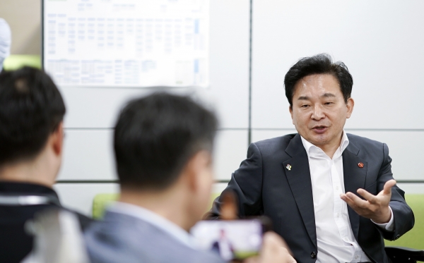 원희룡 제주지사가 3일 오전 도청 기자실을 방문, 간담회를 갖고 있다.
