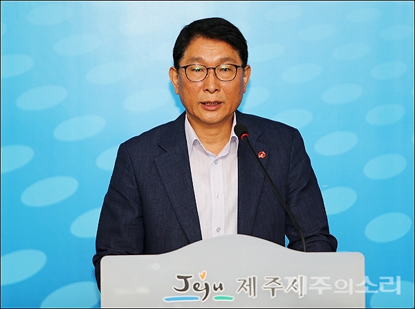 윤선홍 국장이 경기도와 이재명 지사에게 공식 사과를 요구하고 있다.