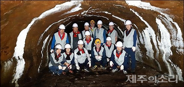 사단법인 Geo-Jeju연구소(대표 김범훈)는 지난 14일 제주시 도두동 주민자치위원회(위원장 임승규) 위원 16명이 참여한 가운데, 한림읍 소재 한들굴에서 2019년 용암동굴 환경아카데미를 시작했다.  ⓒ제주의소리