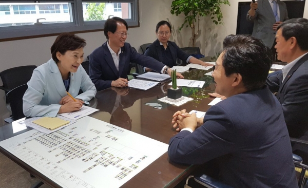 원희룡 제주지사가 18일 서울 국토발전전시관에서 김현미 국토교통부장관을 만나 제2공항 운영권 참여를 공식 건의했다.