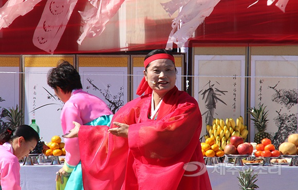 2015년 탐라국입춘굿을 진행하는 서순실 심방. ⓒ제주의소리 자료사진