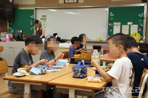 3일 제주 학교 비정규직연대회의가 총파업에 돌입한 가운데, 제주시내 모 초등학교 학생들이 점심 식사를 도시락으로 대체하고 있다.  ⓒ제주의소리