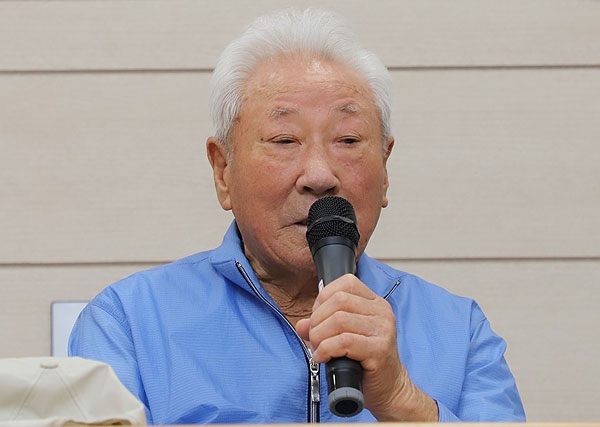 8일 오전 성산리사무소에서 열린 '성산리 일본군 위안소 공개 기자회견'에 참석해 증언하고 있는 오시종 할아버지.  ⓒ제주의소리