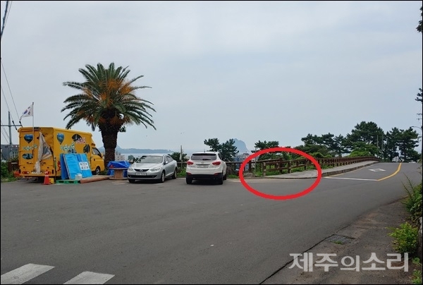 사건이 발생한 서귀포시 서홍동 한 도로. 노란색 차량이 A씨의 푸드트럭이다.