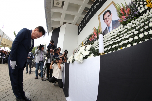 헌화 후 묵념하고 있는 김태석 의장. ⓒ제주의소리