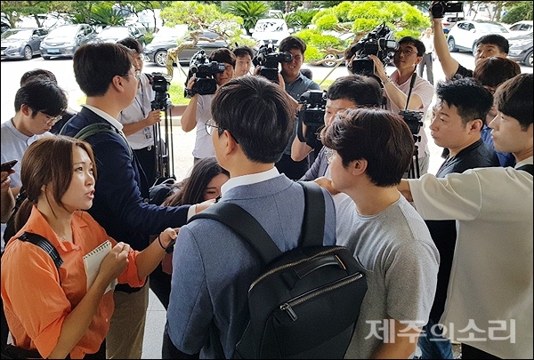 고유정의 변호인이 23일 공판준비기일 재판이 끝난후 취재진의 질문에 답변하고 있다.
