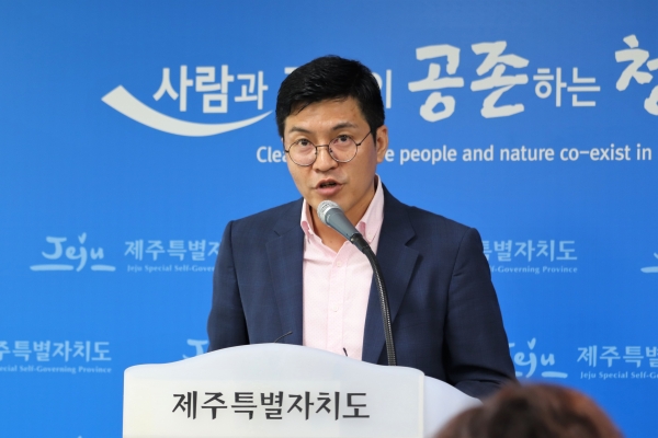 김종현 제주더큰내일센터 센터장이 29일 청년 인재 100명을 선발한다고 브리핑하고 있다.
