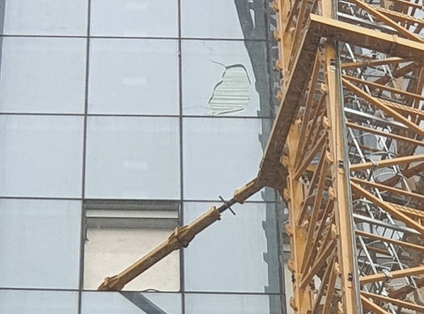 제주 최고층 건물 드림타워 공사현장에서 강풍에 의해 떨어진 유리창. 사진=제주소방안전본부
