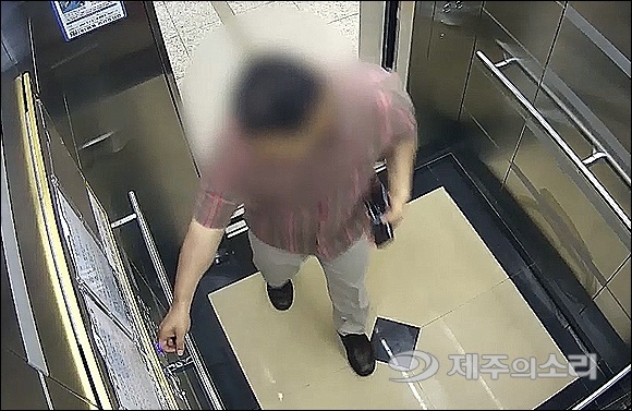 2018년 6월2일 오전 10시30분쯤 서귀포시 한 아파트에 피고인인 김모(46)씨가 엘리베이터를 타고 피해여성의 집으로 가는 모습. [제주지방경찰청 제공]