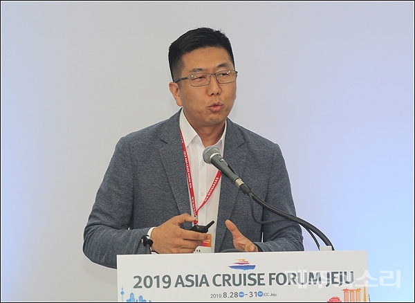 유재홍 아세아항공전문학교 교수가 남북 크루즈 신항로 개척과 성장방안에 대해 발표하고 있다.