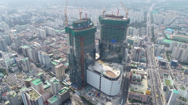 169m 제주 최고층 드림타워 리조트가 올해 말까지 건물을 완공하고, 3월까지 사용승인을 받아 4월 그랜드 오픈을 목표로 하고 있다.