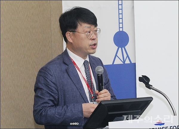 황진희 한국해양수산개발원 본부장이 '한국 크루즈 산업의 뉴 비전과 발전 전략'에 대해 주제발표하고 있다.