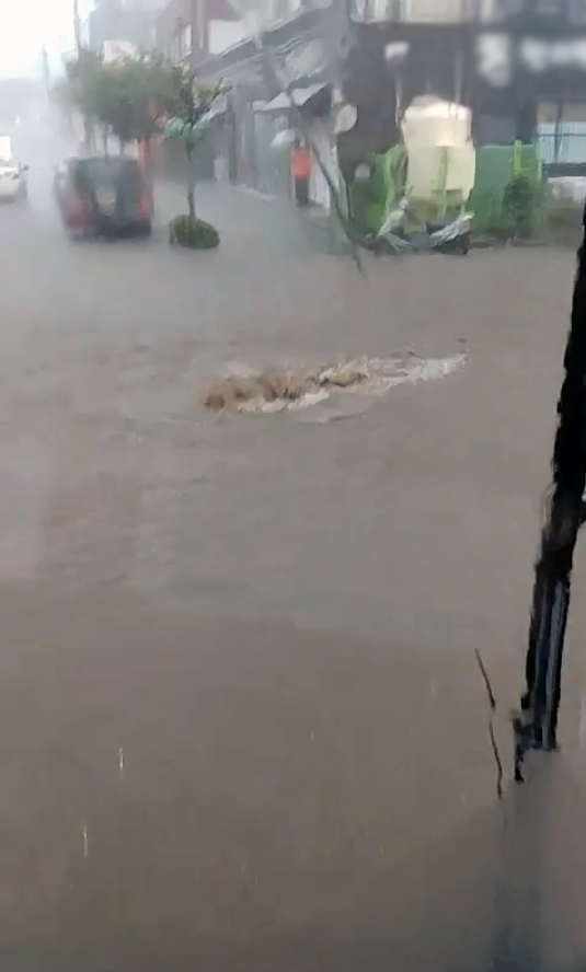 2일 오전 폭우로 도로가 잠긴 제주 구좌읍 세화삼거리 일대. /제공=제주소방안전본부 ⓒ제주의소리