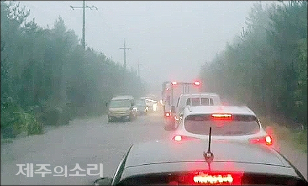 4일 오전 출근길 제주 남조로에 많은 비가 내리면서 도로가 부분 침수돼 차량들이 거북이 운행을 하고 있다. [사진-제주의소리 독자제공]