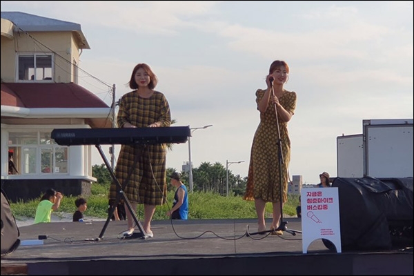 31일 제주 협재해수욕장에서 진행된 '청춘마이크 플러스' 제주 선정팀의 공연. ⓒ제주의소리