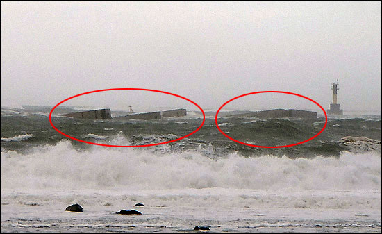 2012년 8월28일 태풍 볼라벤이 제주를 강타하면서 당시 제주해군기지 방파제 공사에 사용된 대형 케이슨 7개가 파손되는 피해가 발생했다. ⓒ제주의소리 자료사진