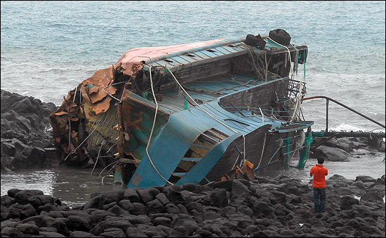 2012년 8월28일 오전 2시40분쯤 서귀포시 화순항 동방파제 남동 1.8km지점에 피항중이던 중국 어선이 거센 파도에  뒤집혀 10명이 숨지고 5명이 실종됐다.ⓒ제주의소리 자료사진