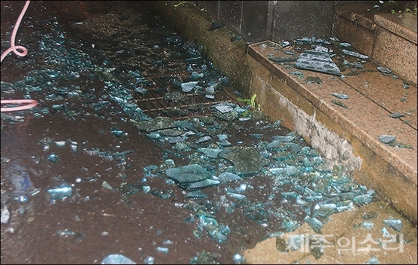 오후 8시40분쯤 제주시 탑동의 한 건물 2층에서 유리창이 깨져 도로로 떨어졌다. 다행히 인명피해는 발생하지 않았다. ⓒ제주의소리 [김정호 기자]