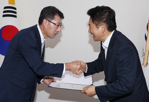 2017년 7월10일 원희룡(오른쪽) 제주도지사가 민선6기 3기 정무부지사로 안동우(왼쪽) 전 의원을 임명한 후 임명장을 주는 모습.