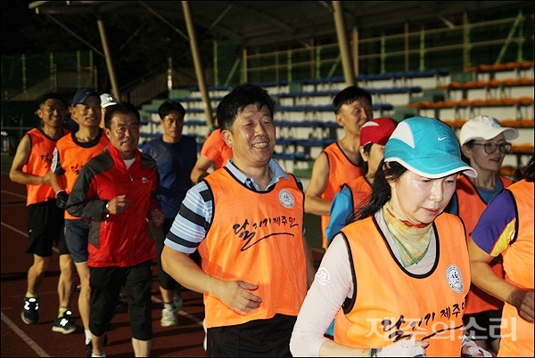 제주시 애향운동장에 모여 훈련을 하고 있는 달리기제주인클럽.