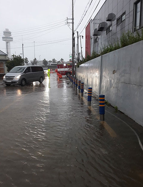 22일 제17호 태풍 '타파'가 덮친 제주지역에 강풍과 폭우로 인한 피해가 속출하고 있다. [사진제공=제주소방안전본부]
