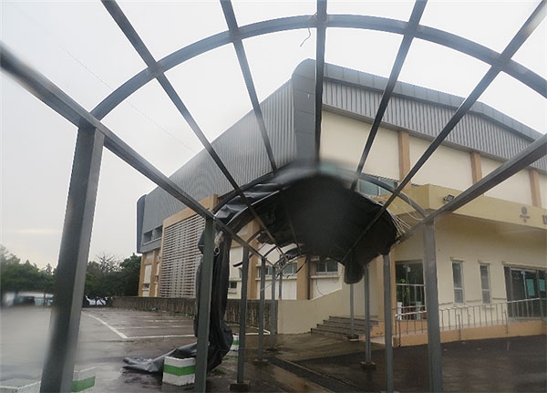 제17호 태풍 타파에 의해 비가림 시설물이 뜯겨나간 위미중학교. 사진=제주도교육청