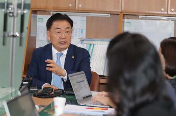 24일 본회의에서 '제2공항 공론화 요구 청원서'를 채택한 직후 제주도의회 기자실을 방문한 김태석 의장. ⓒ제주의소리