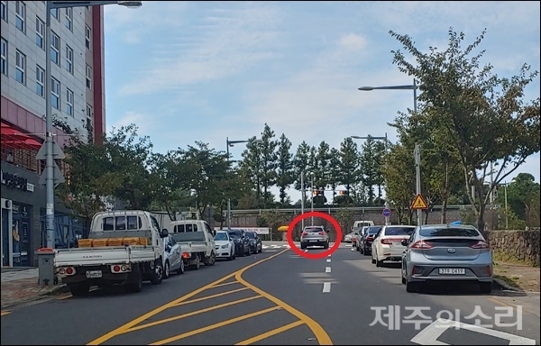 사진 왼쪽에 무려 6대의 차량이 불법 주차돼 있다. 삼거리에서 한 차량(빨간 동그라미)이 좌회전 신호를 기다리고 있는데, 차량간의 거리가 좁아 첨단1교로의 차량 진입이 어려워 보인다.