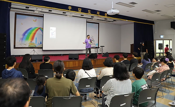 28일 제주우당도서관 소강당에서 열린 '2019 부모아카데미'에서 이정모 서울시립과학관장이 강의를 하고 있다.  ⓒ제주의소리