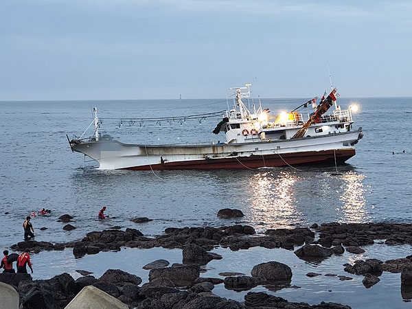 30일 오전 서귀포시 모슬포 앞바다에서 좌초된 유자망 어선 J호. 사진=서귀포해양경찰서