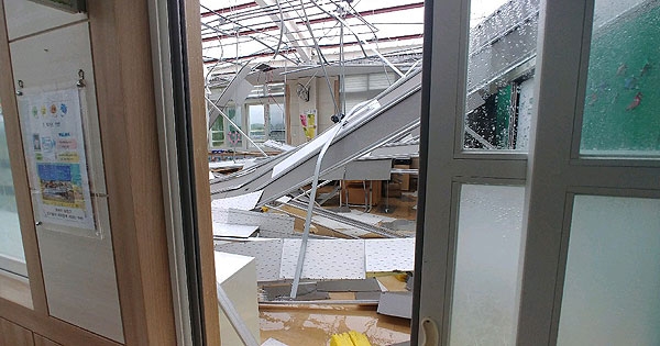 제18호 태풍 '미탁'이 북상하고 있는 가운데, 지붕이 파손되는 피해를 입은 구좌중앙초등학교. 사진=제주도교육청