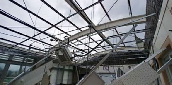 제18호 태풍 '미탁'이 북상하고 있는 가운데, 지붕이 파손되는 피해를 입은 구좌중앙초등학교. 사진=제주도재난안전본부