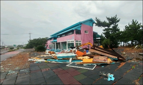 제18호 태풍 '미탁'이 북상한 가운데, 서귀포시 성산읍 신풍리 소재 주택이 파손됐다.. ⓒ제주의소리