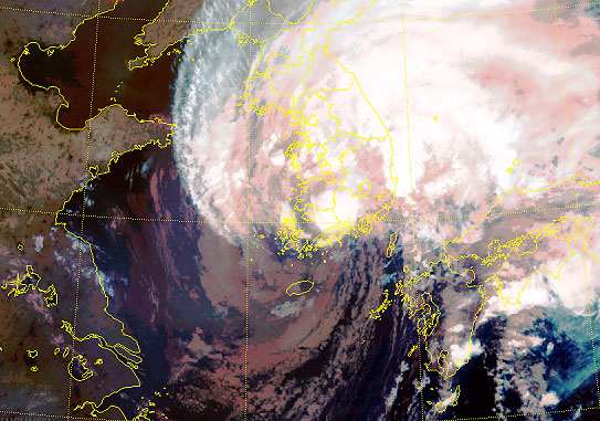 2일 오후 10시 기준 제18호 태풍 '미탁' 위성사진. 제주는 사실상 영향권에서 벗어났다.