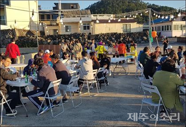 제주시 애월읍 고내리 어촌 관광 상품 '해녀의 선물' 참가자들이 고내항에서 음식을 맛보고 있다.