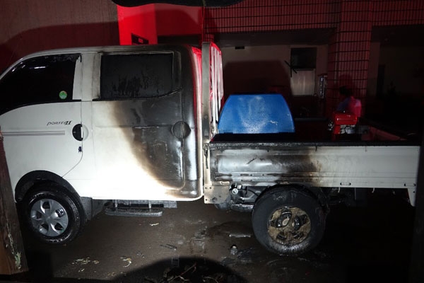 17일 오후 서귀포시 중앙동주민센터 인근 환경미화용 트럭에 불이 났다. 사진=서귀포소방서
