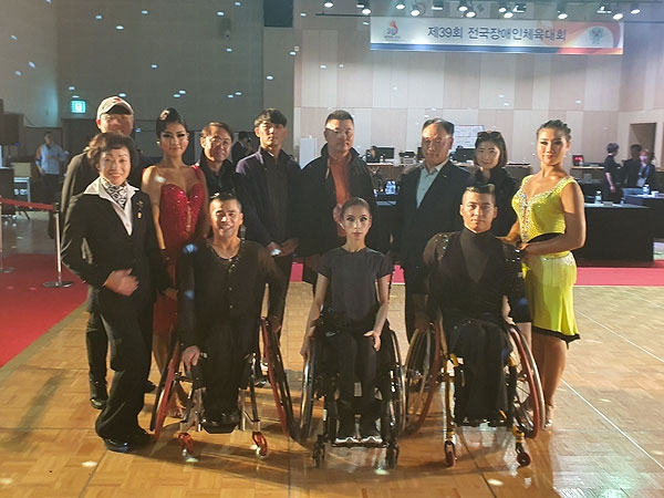 전국장애인체전에 참가한 제주도 댄스스포츠 종목 선수들. 사진=제주도장애인체육회